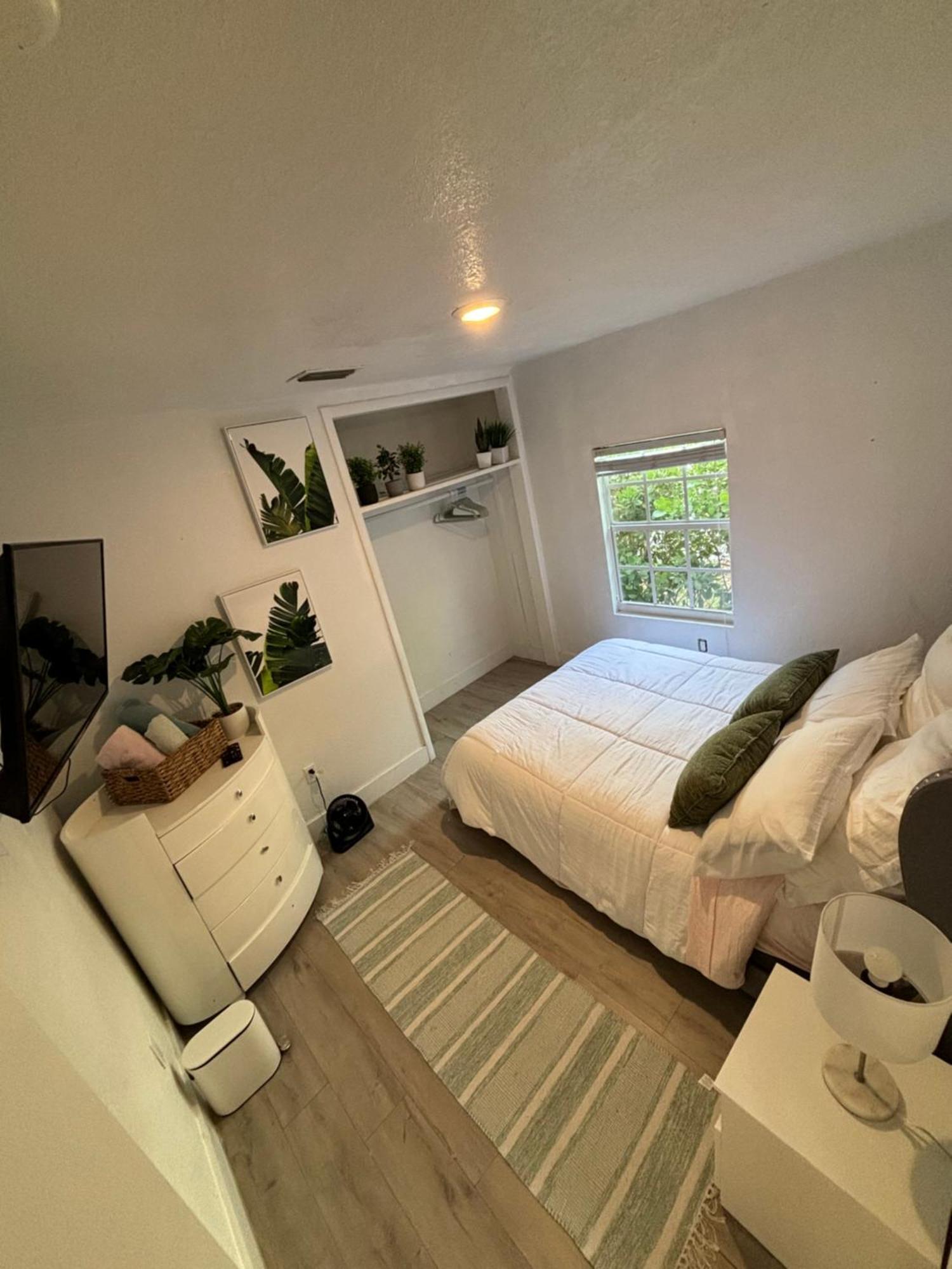 Gasthof Deluxe In Location In A 2 Bedrooms Unit - Parking, Laundry And Luggage Storage *