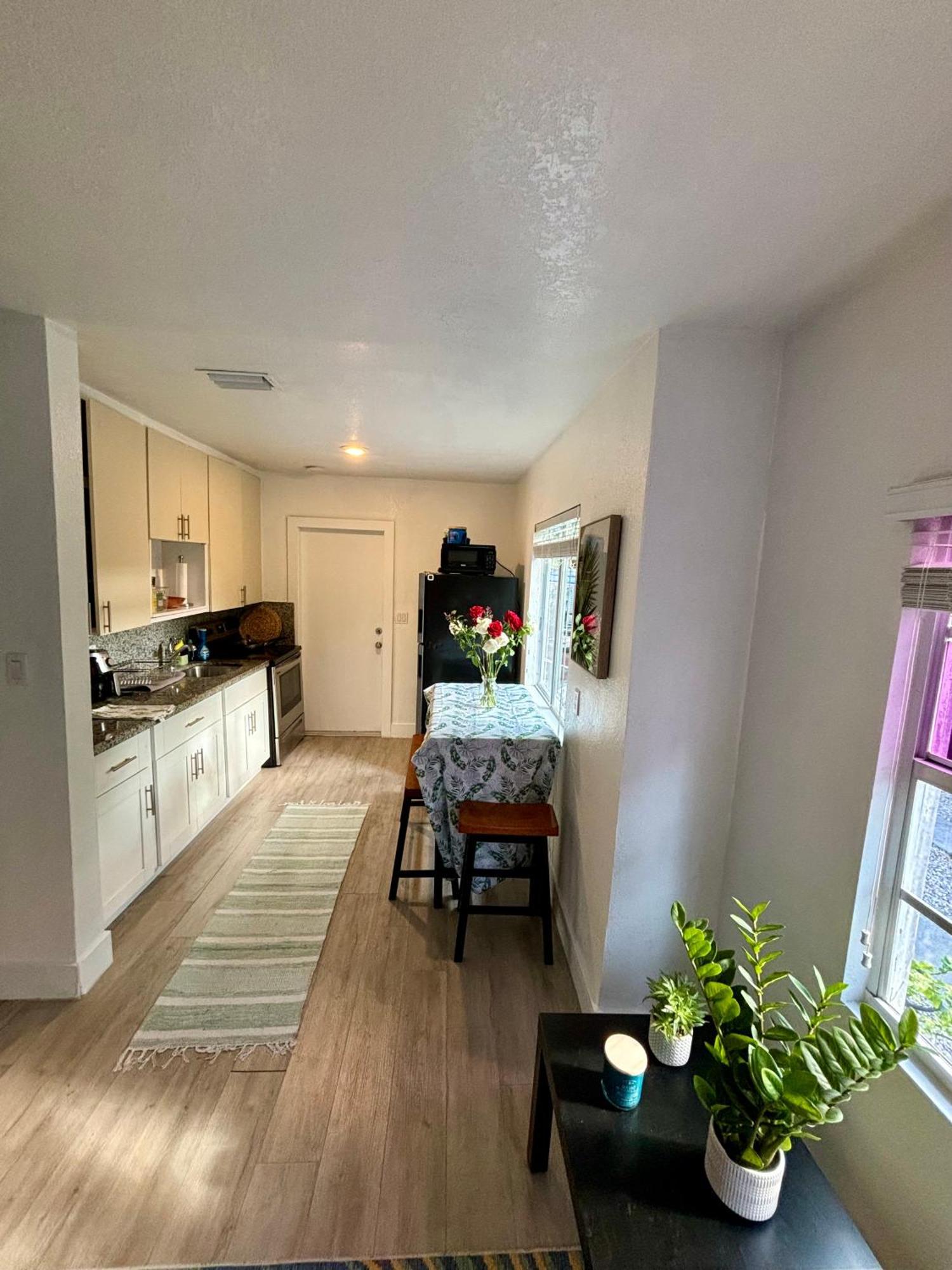 Gasthof Deluxe In Location In A 2 Bedrooms Unit - Parking, Laundry And Luggage Storage