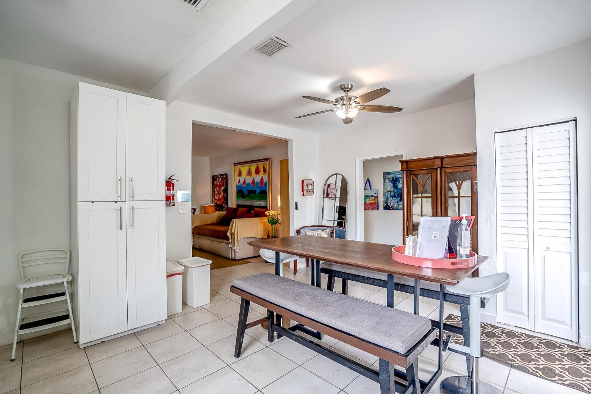 Cheerful 4 Bedroom With Free Parking Holiday home *