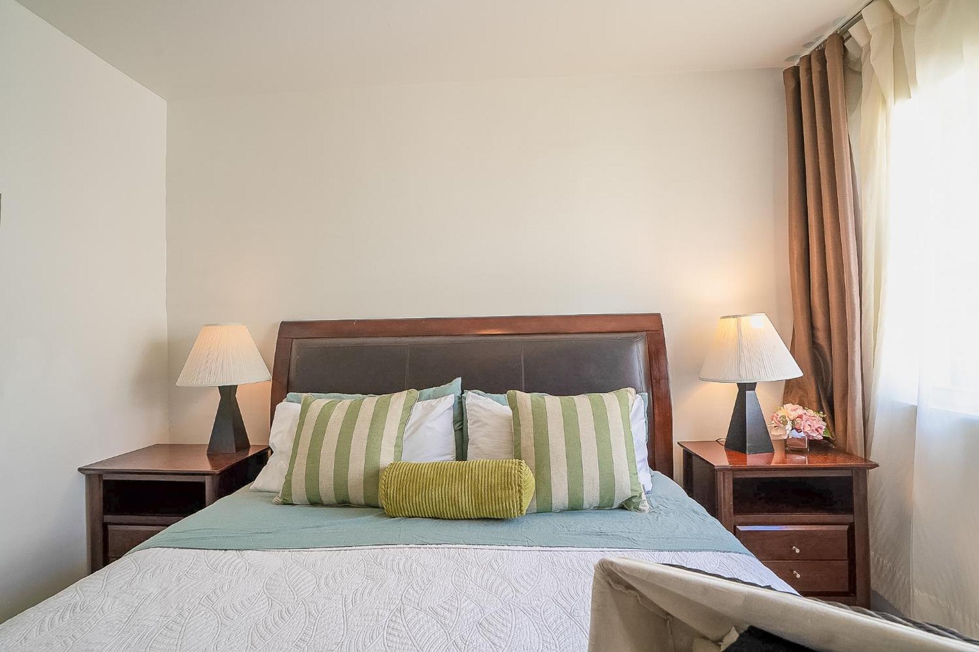 Holiday home Cheerful 4 Bedroom With Free Parking
