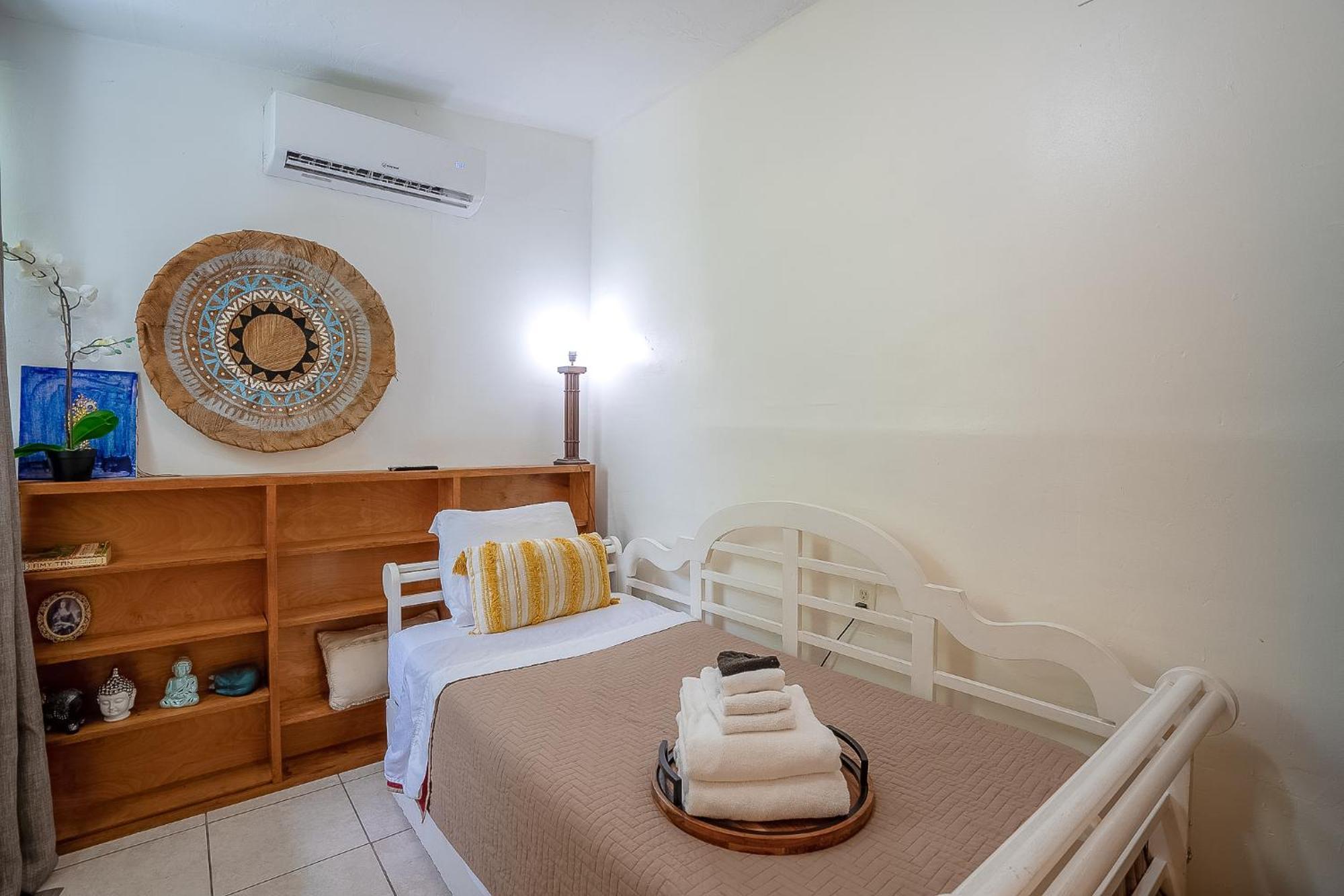 Holiday home Cheerful 4 Bedroom With Free Parking *