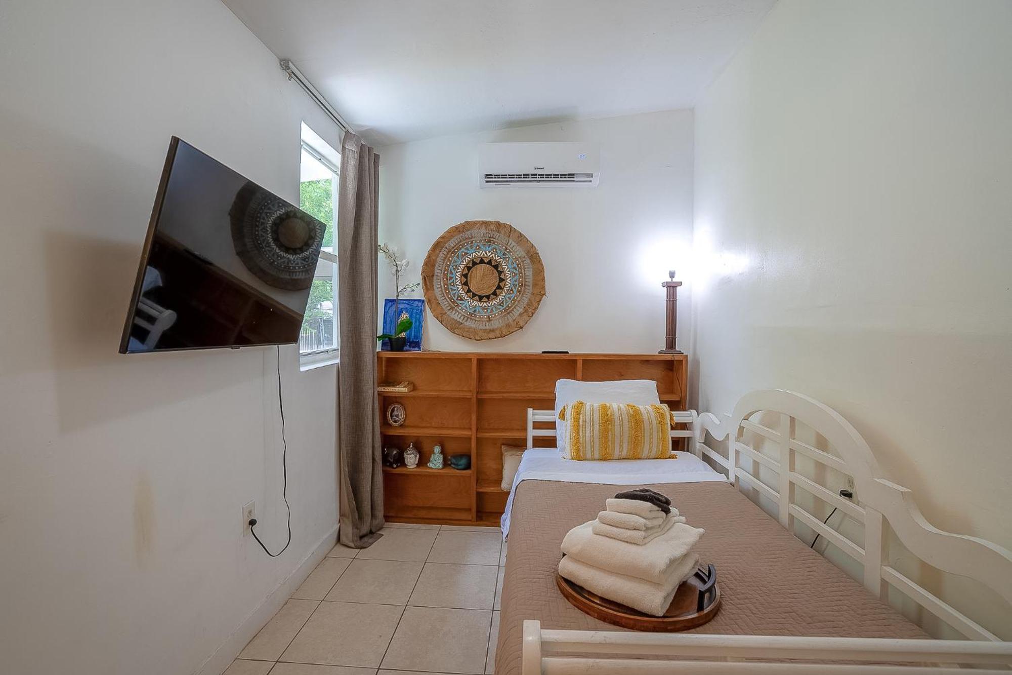 Holiday home Cheerful 4 Bedroom With Free Parking *