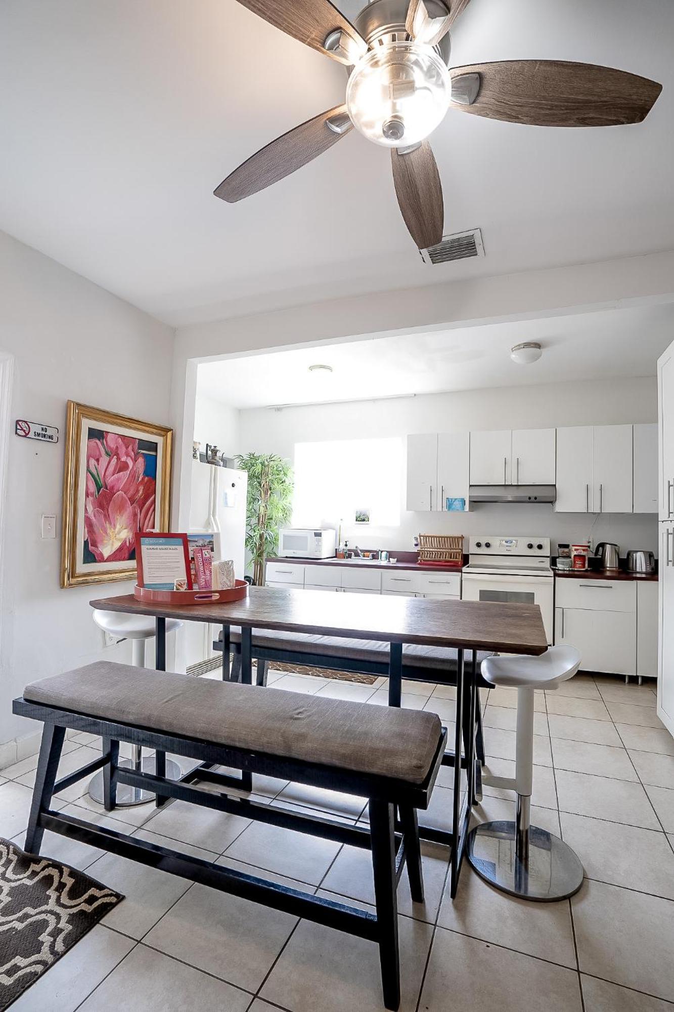 Cheerful 4 Bedroom With Free Parking Holiday home