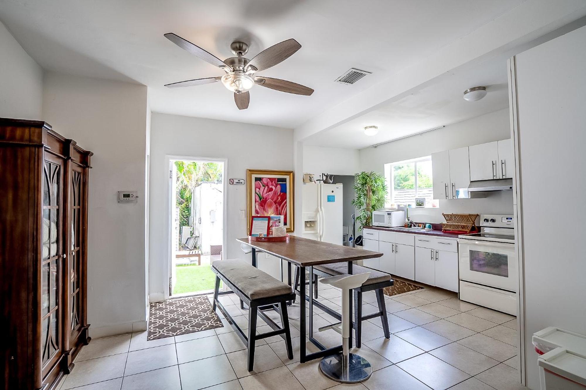 Holiday home Cheerful 4 Bedroom With Free Parking