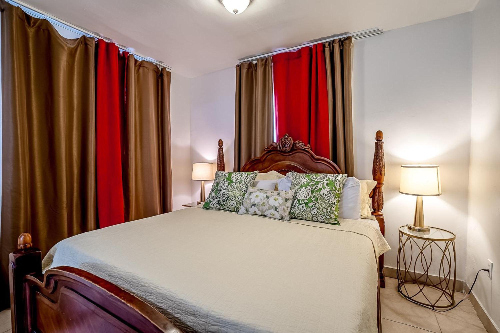 Cheerful 4 Bedroom With Free Parking Holiday home *