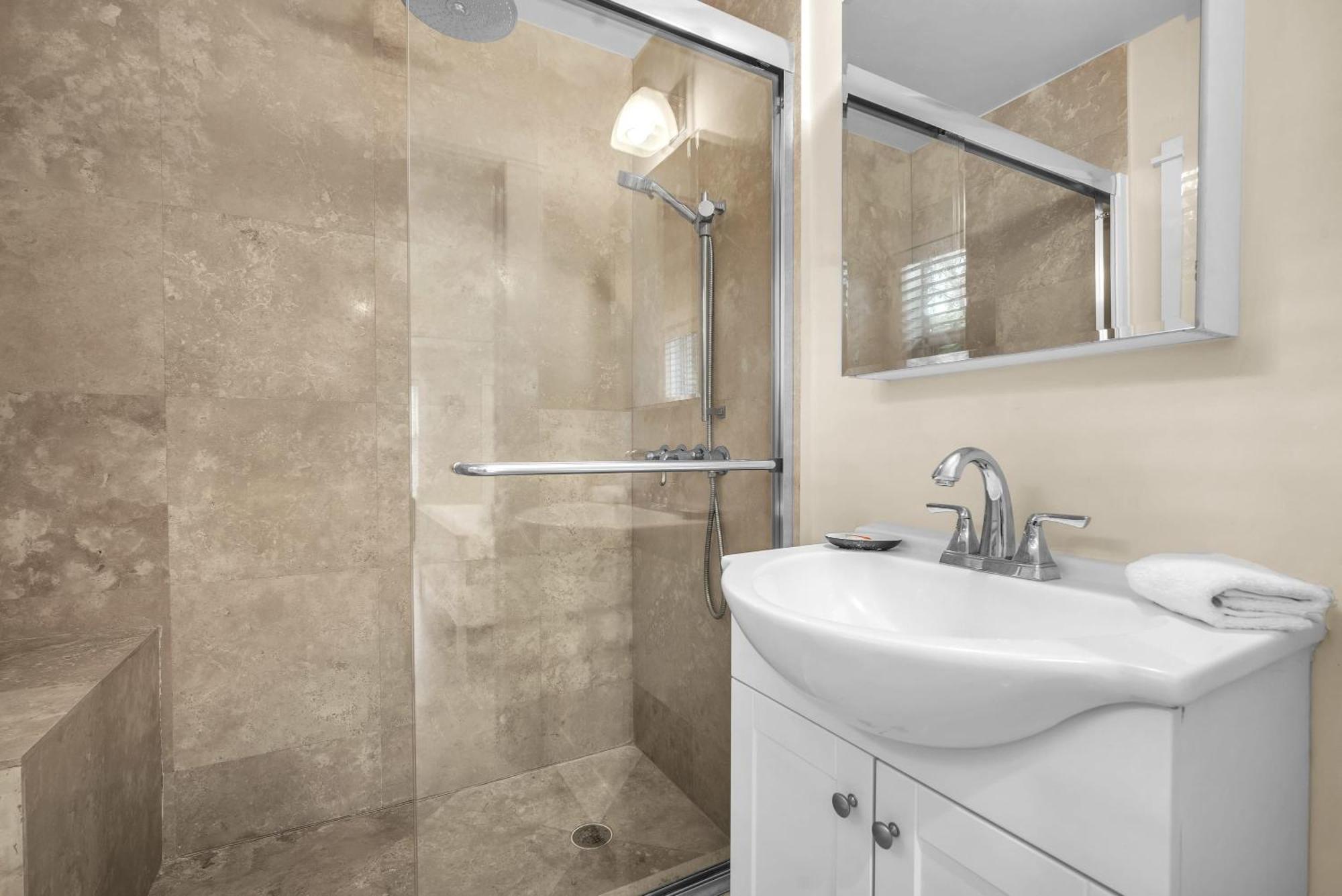 Renovated Grove -near Coconut Grove Holiday home *