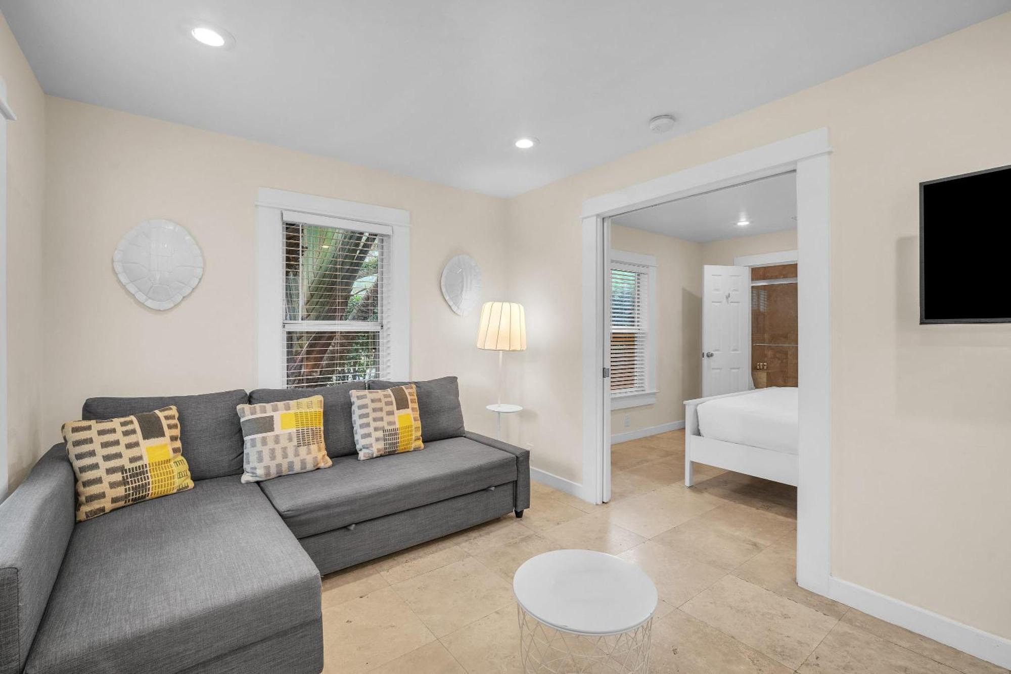Renovated Grove -near Coconut Grove