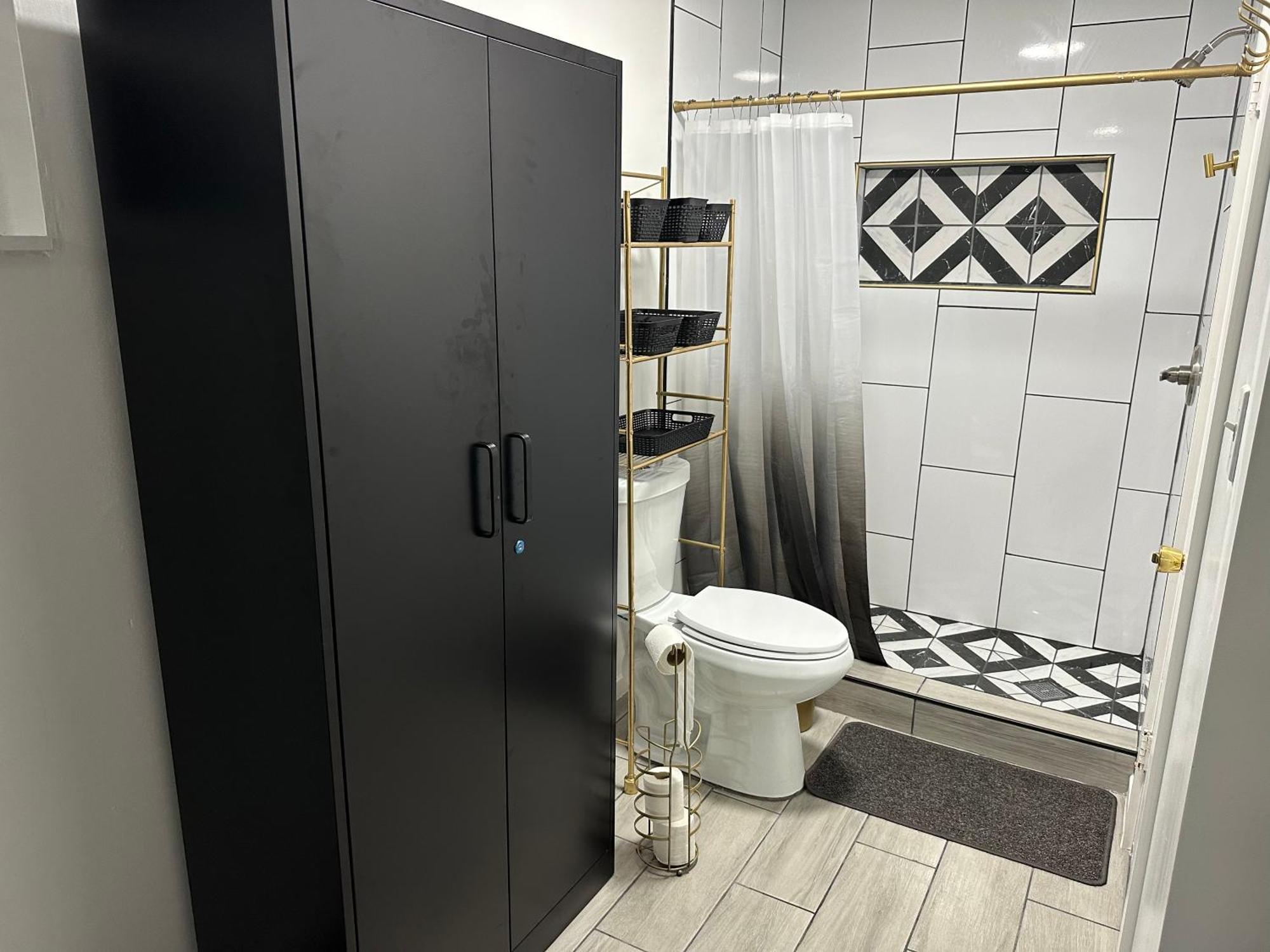 Homestay Serene Full Bed With 50 Inch Smart Tv, Netflix, Airplay, Mini-fridge, And 500 Mbps Wifi Near Fiu, Dolphin Mall, Airport