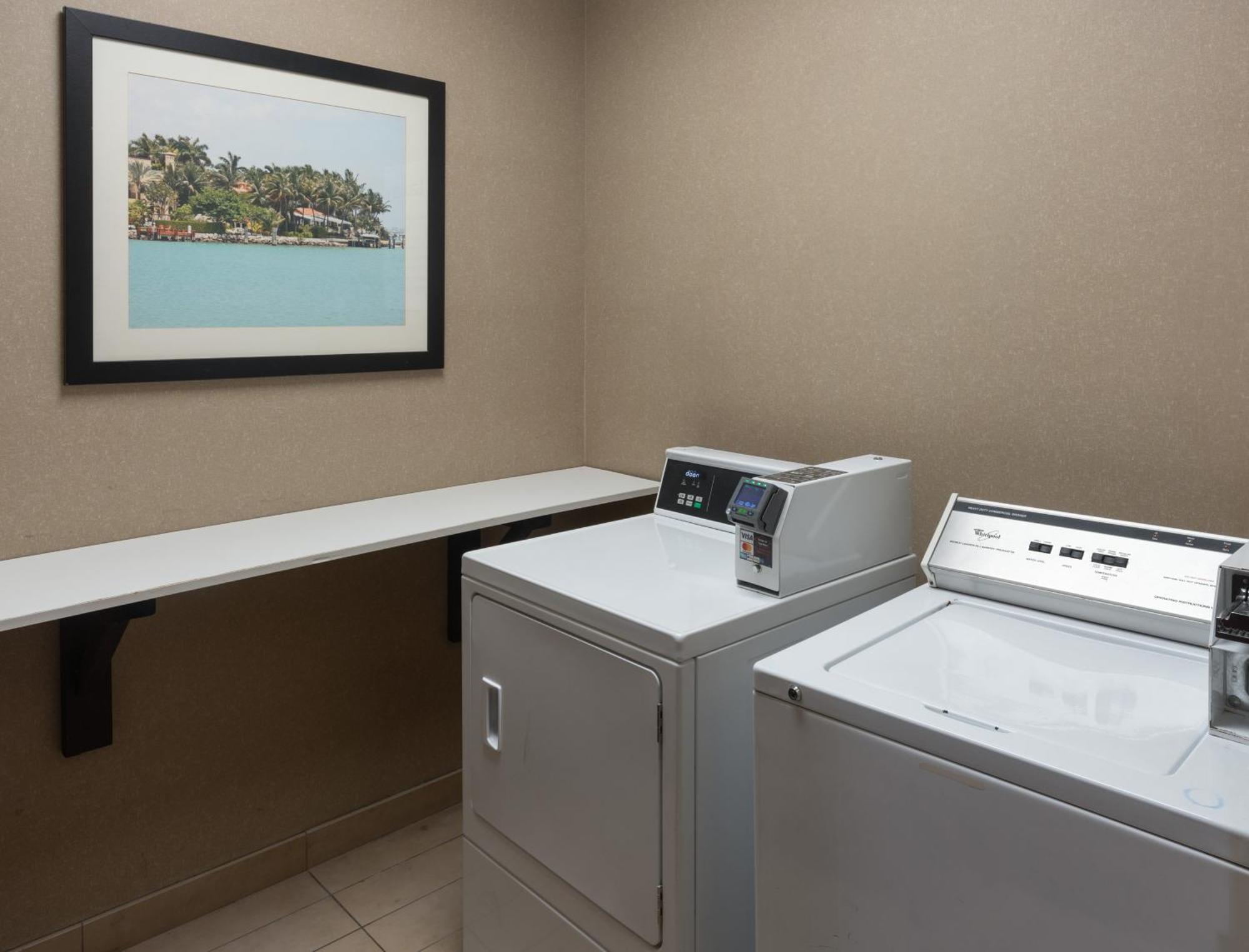 Hotel Express Airport-blue Lagoon Area By Ihg 4*