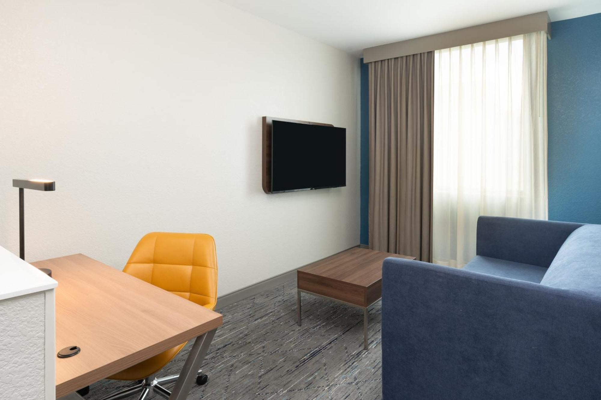 Express Airport-blue Lagoon Area By Ihg 4*