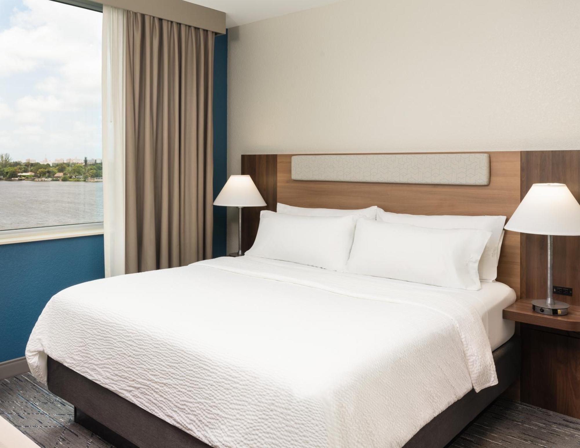 Express Airport-blue Lagoon Area By Ihg Miami