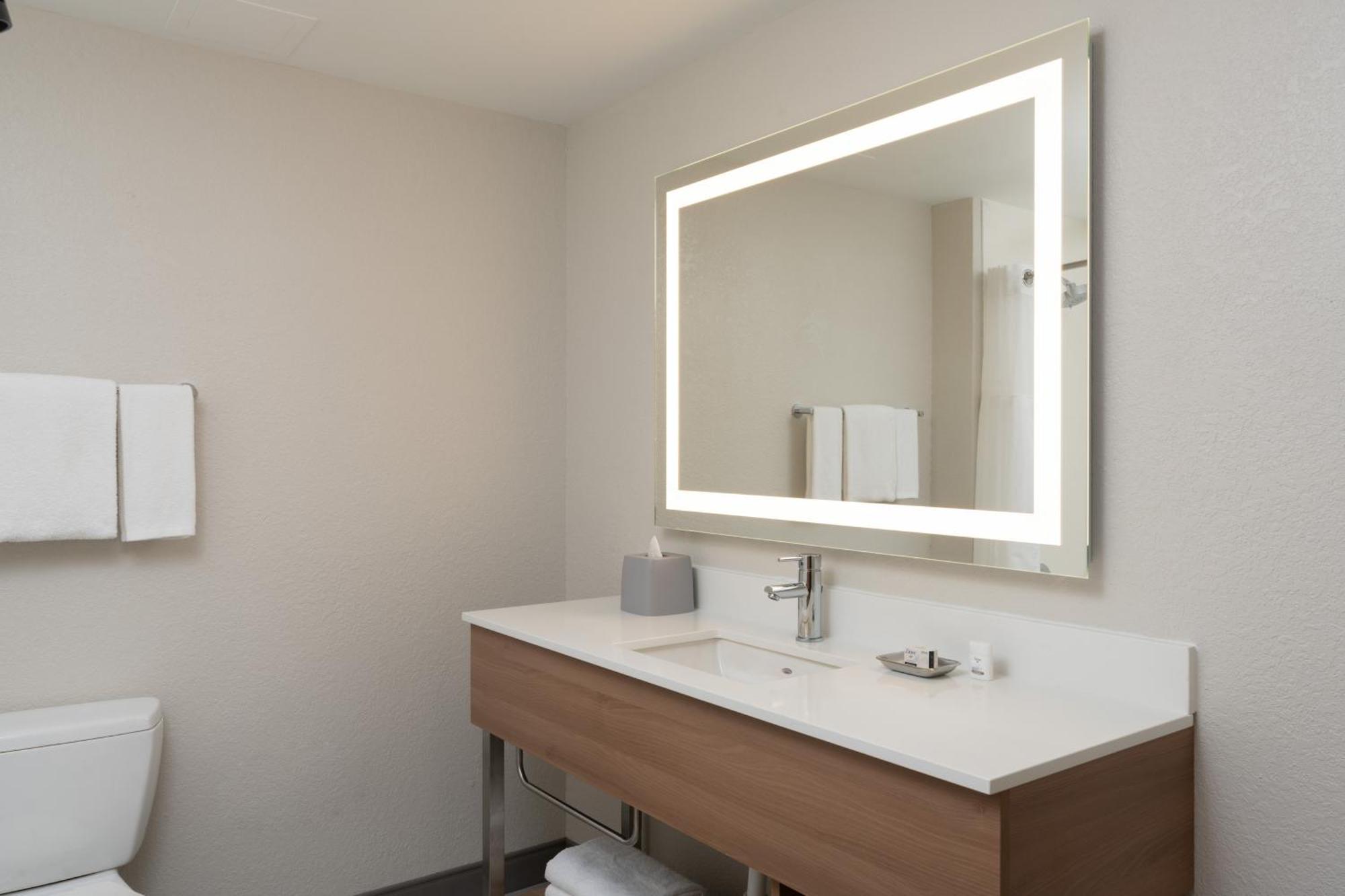 Express Airport-blue Lagoon Area By Ihg Hotel