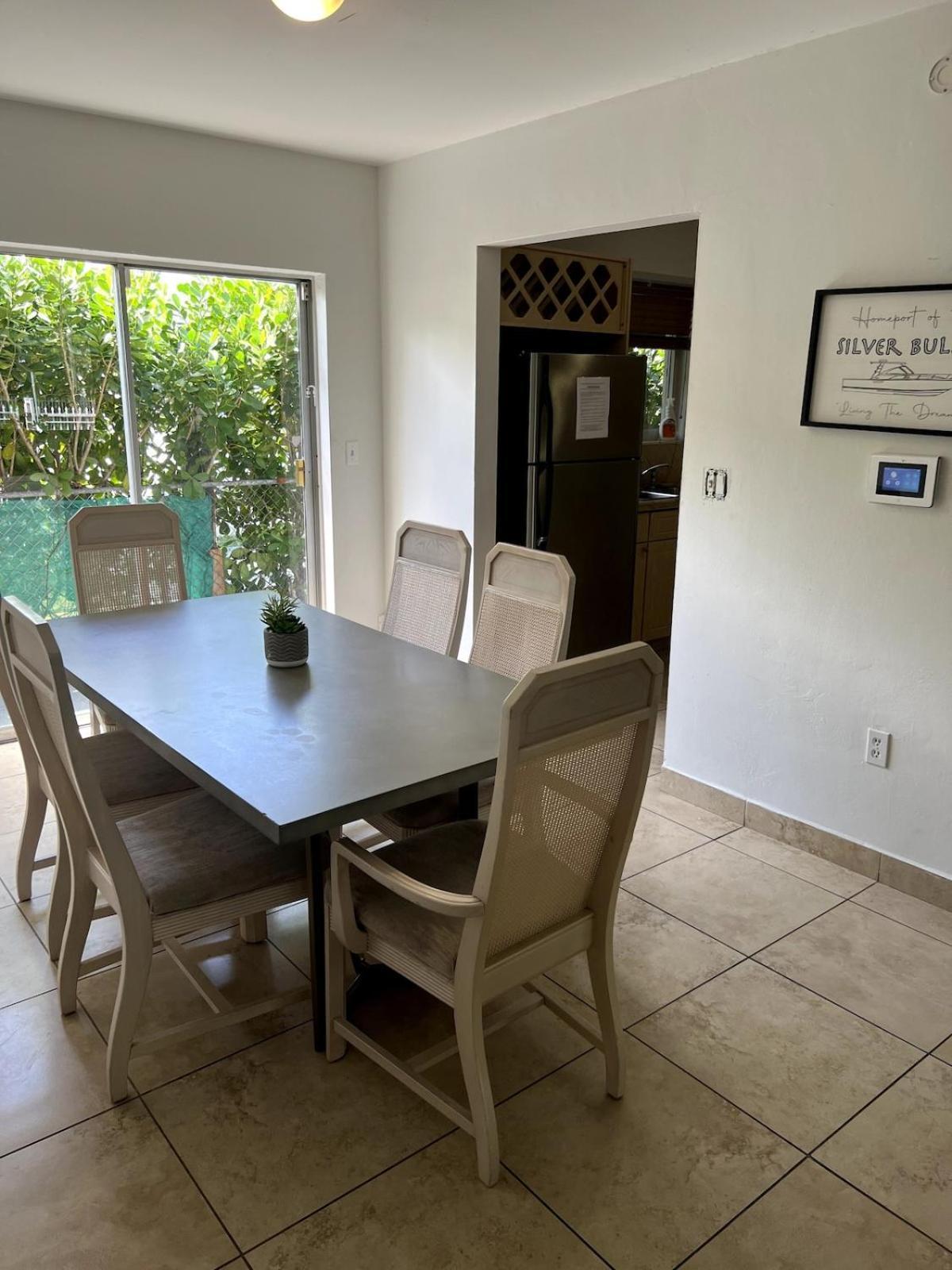 Holiday home Abundant 3bd King Bed Free Parking Wi-fi *