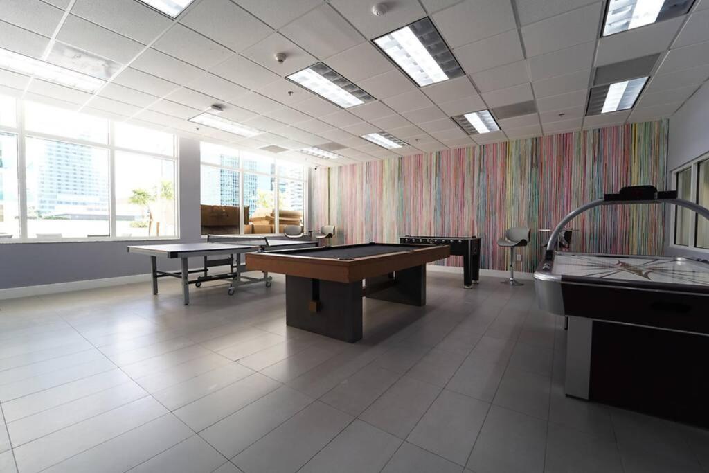 Apartment 2 Bed Condo, Queen Sofa Bed Brickell, Free Parking, Pool, Gym *