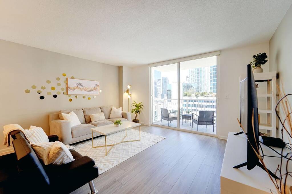 2 Bed Condo, Queen Sofa Bed Brickell, Free Parking, Pool, Gym Apartment Miami