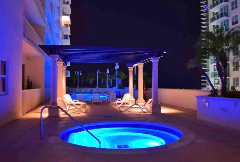 2 Bed Condo, Queen Sofa Bed Brickell, Free Parking, Pool, Gym Miami