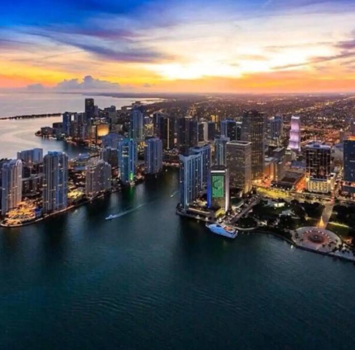 2 Bed Condo, Queen Sofa Bed Brickell, Free Parking, Pool, Gym * Miami