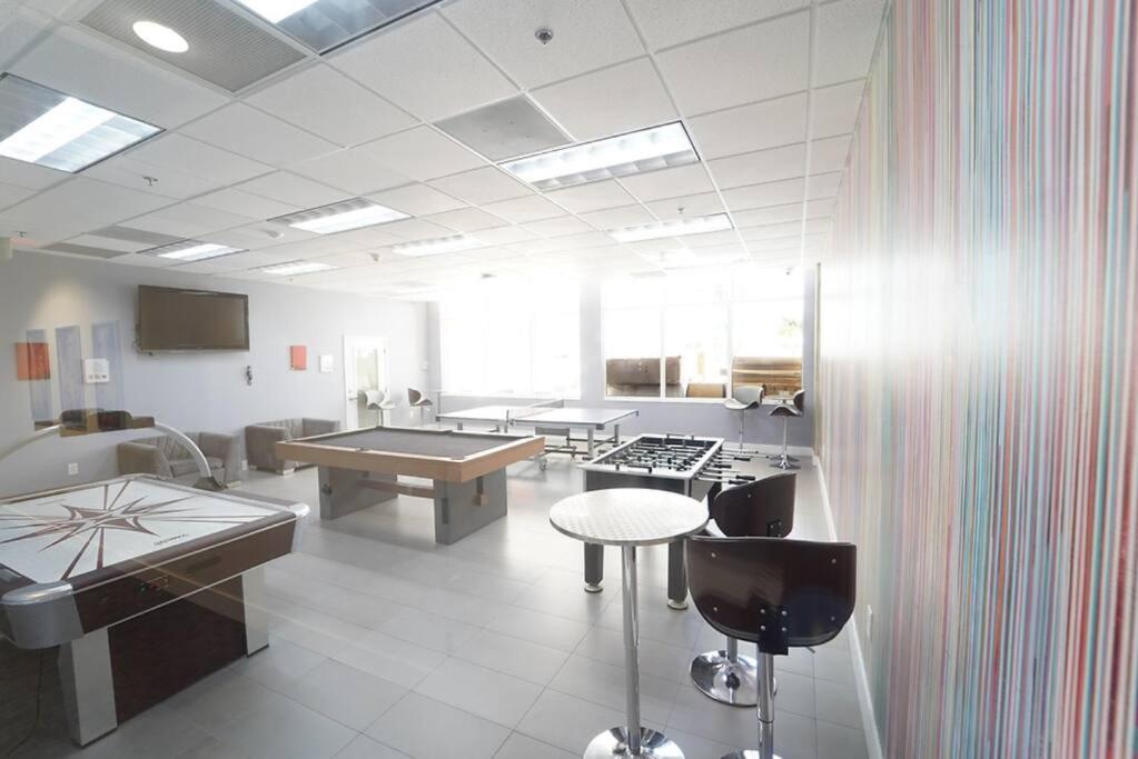 2 Bed Condo, Queen Sofa Bed Brickell, Free Parking, Pool, Gym