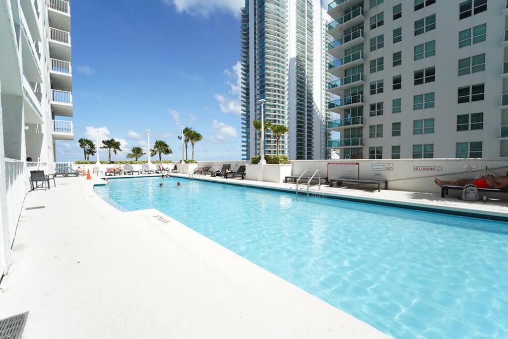 Apartment 2 Bed Condo, Queen Sofa Bed Brickell, Free Parking, Pool, Gym *