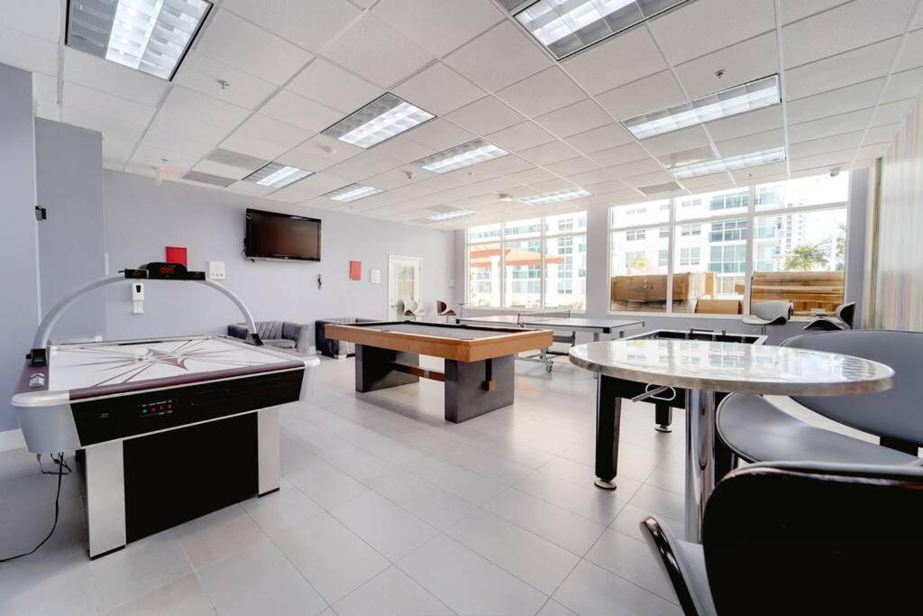 2 Bed Condo, Queen Sofa Bed Brickell, Free Parking, Pool, Gym Apartment Miami