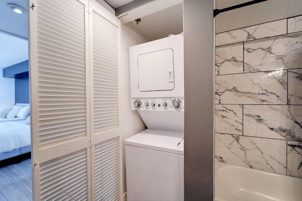 2 Bed Condo, Queen Sofa Bed Brickell, Free Parking, Pool, Gym Apartment
