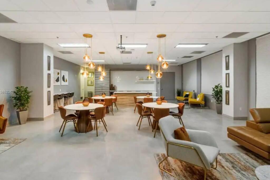 Apartment 2 Bed Condo, Queen Sofa Bed Brickell, Free Parking, Pool, Gym *