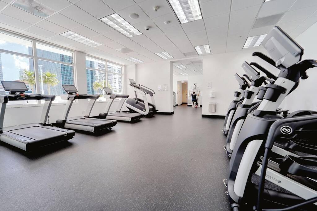 2 Bed Condo, Queen Sofa Bed Brickell, Free Parking, Pool, Gym