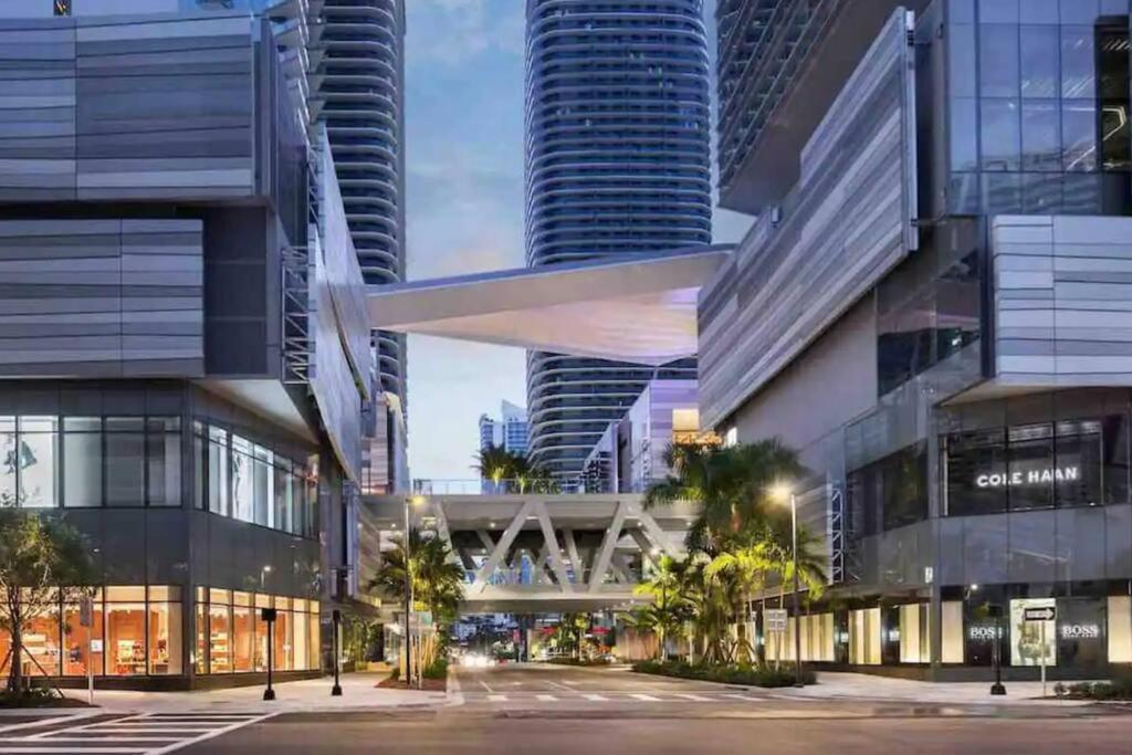2 Bed Condo, Queen Sofa Bed Brickell, Free Parking, Pool, Gym Apartment *