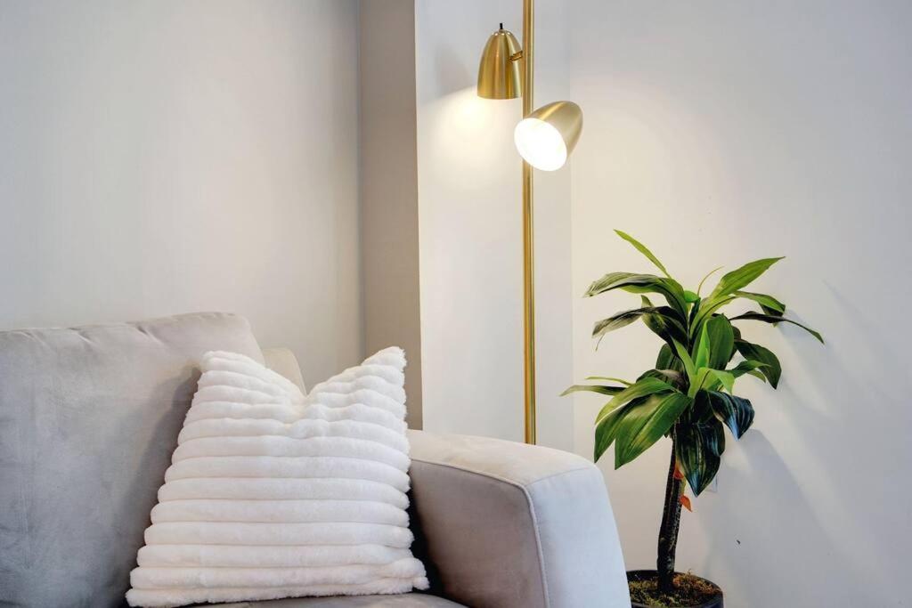 2 Bed Condo, Queen Sofa Bed Brickell, Free Parking, Pool, Gym Apartment