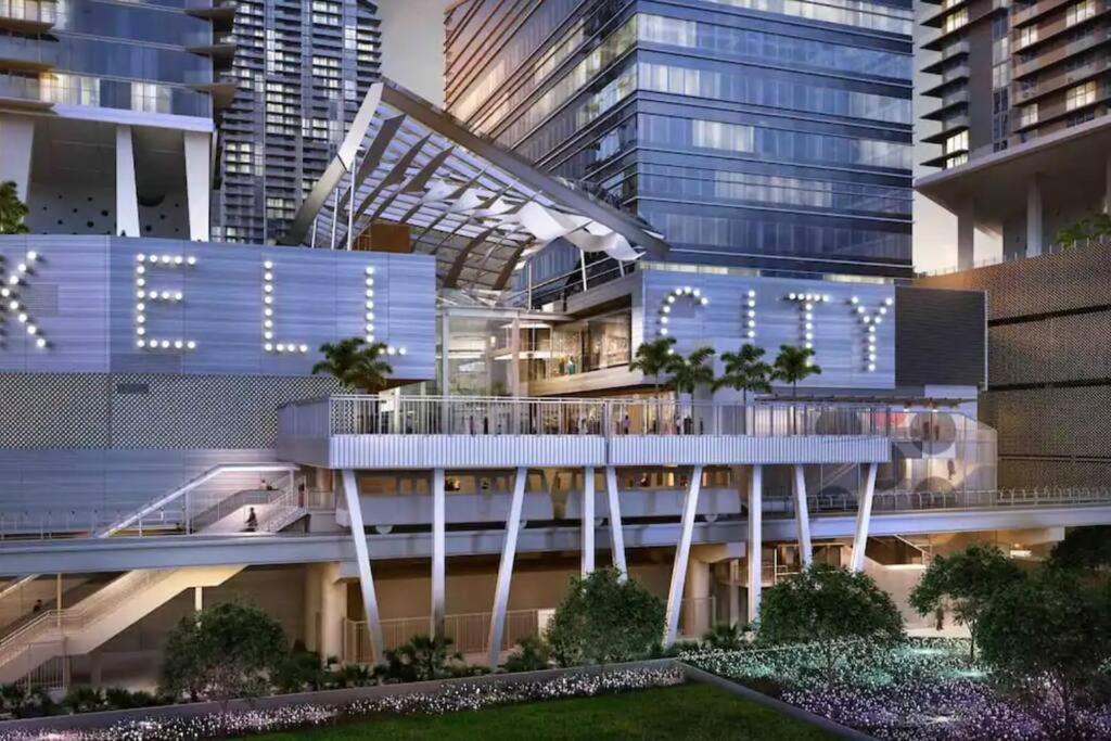 2 Bed Condo, Queen Sofa Bed Brickell, Free Parking, Pool, Gym Apartment *