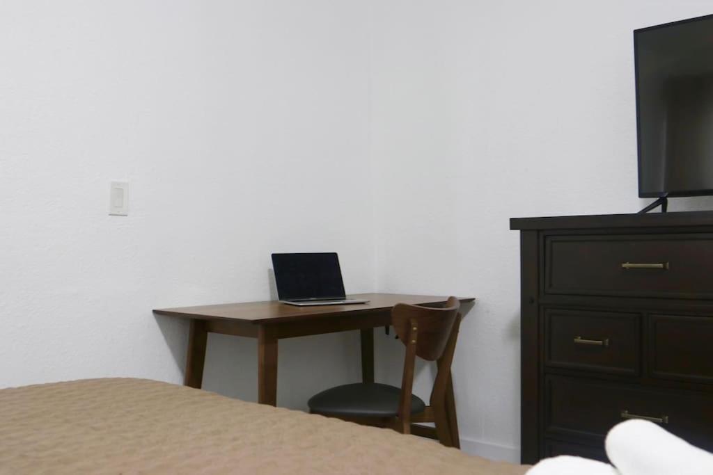 Comfortable House Near Downtown & Airport Holiday home *