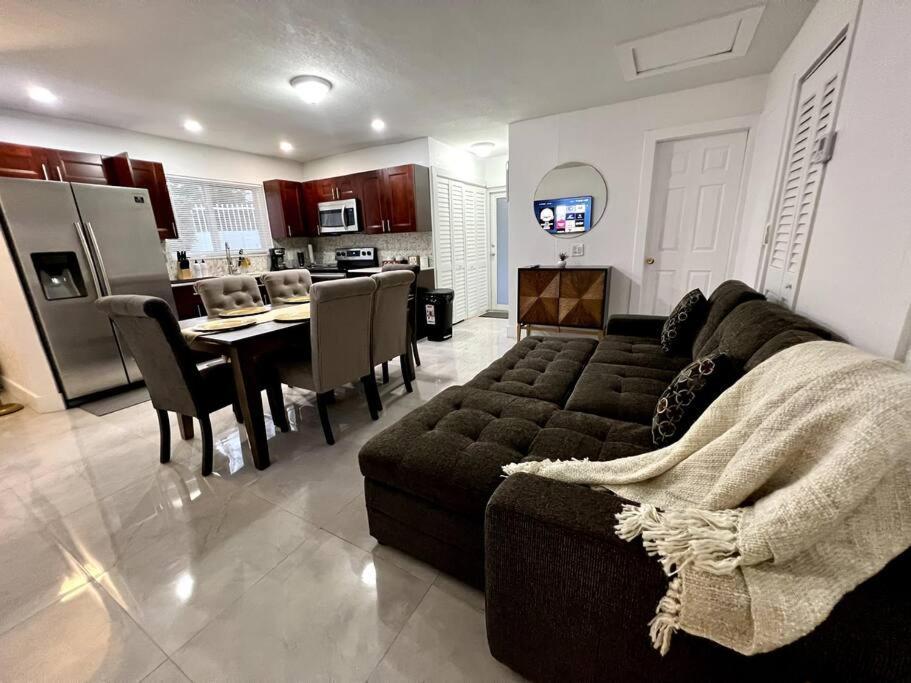 Comfortable House Near Downtown & Airport Holiday home *