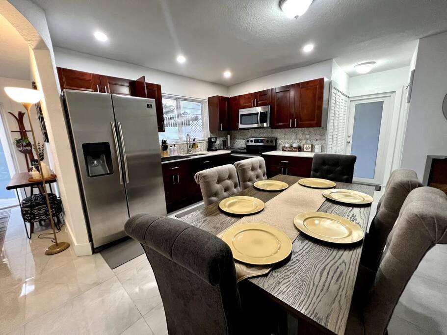 Comfortable House Near Downtown & Airport Holiday home *
