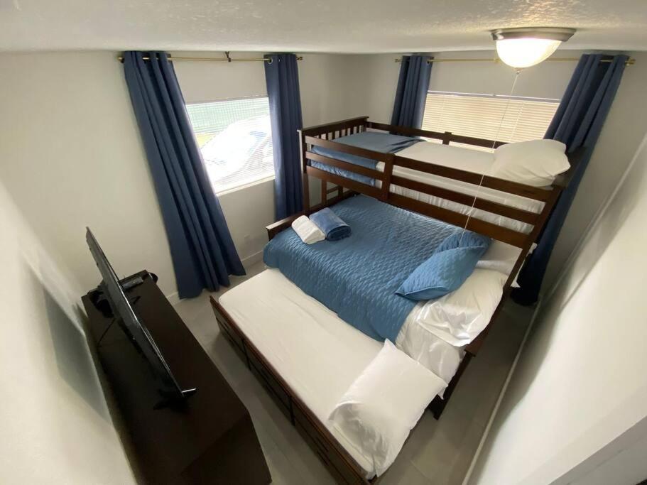 Comfortable House Near Downtown & Airport *