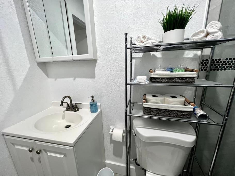 Comfortable House Near Downtown & Airport