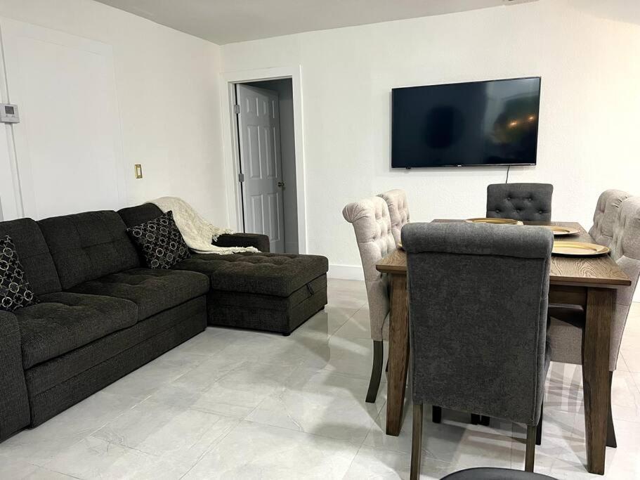 Comfortable House Near Downtown & Airport *
