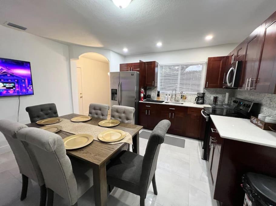 Comfortable House Near Downtown & Airport *