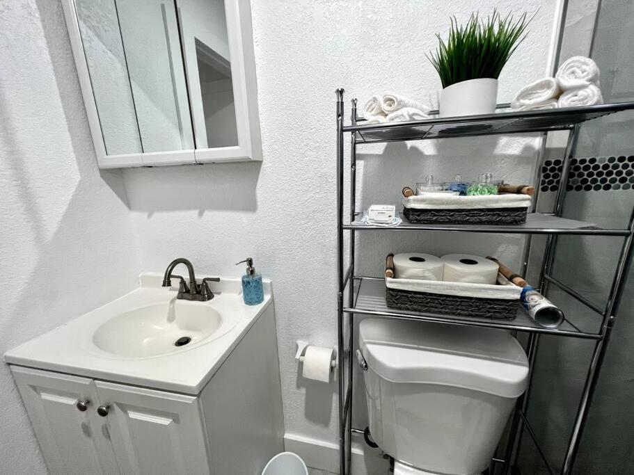 Comfortable House Near Downtown & Airport Holiday home