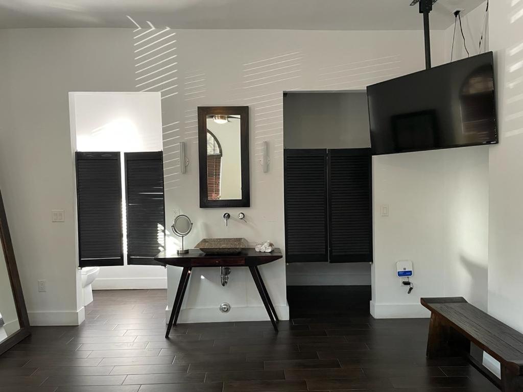 Vive Zen Queen Apartment