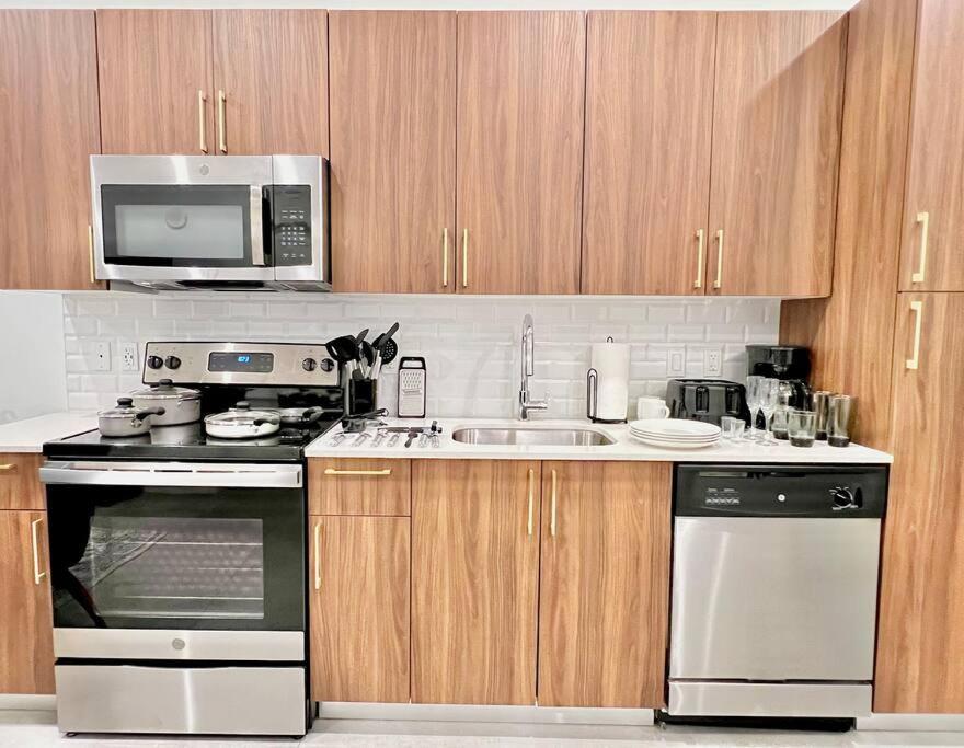 Downtown King Bed, Luxe Condo, Free Parking Apartment Miami