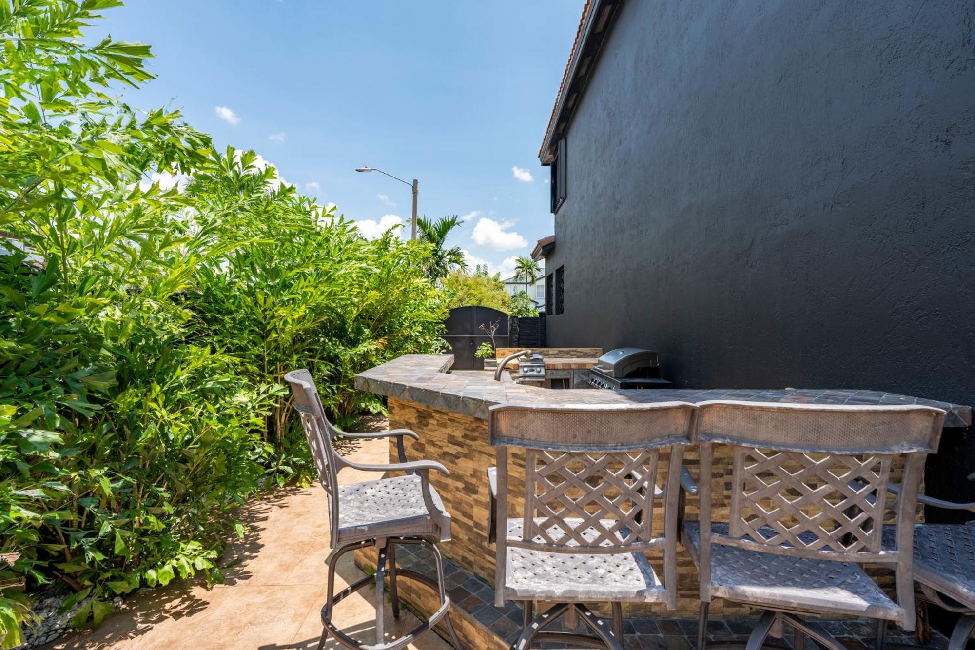 Avatar Luxe 5br W Cinema, Pool, Game & Bbq Villa
