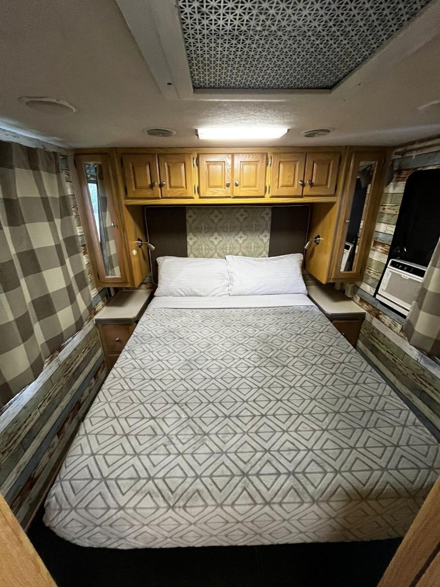 Remodeled And Comfortable Rv - Free Parking Campsite *