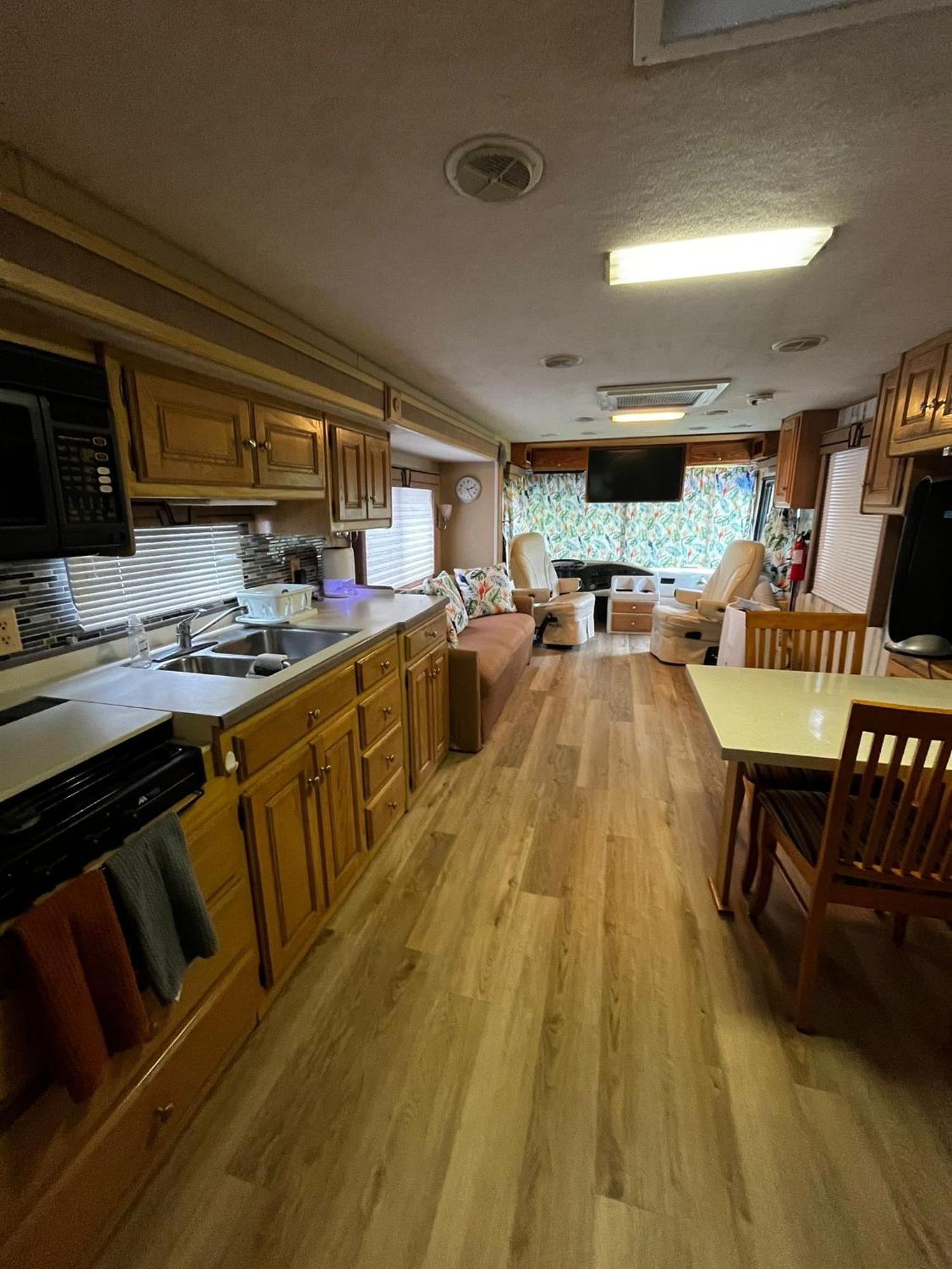 Remodeled And Comfortable Rv - Free Parking Campsite *