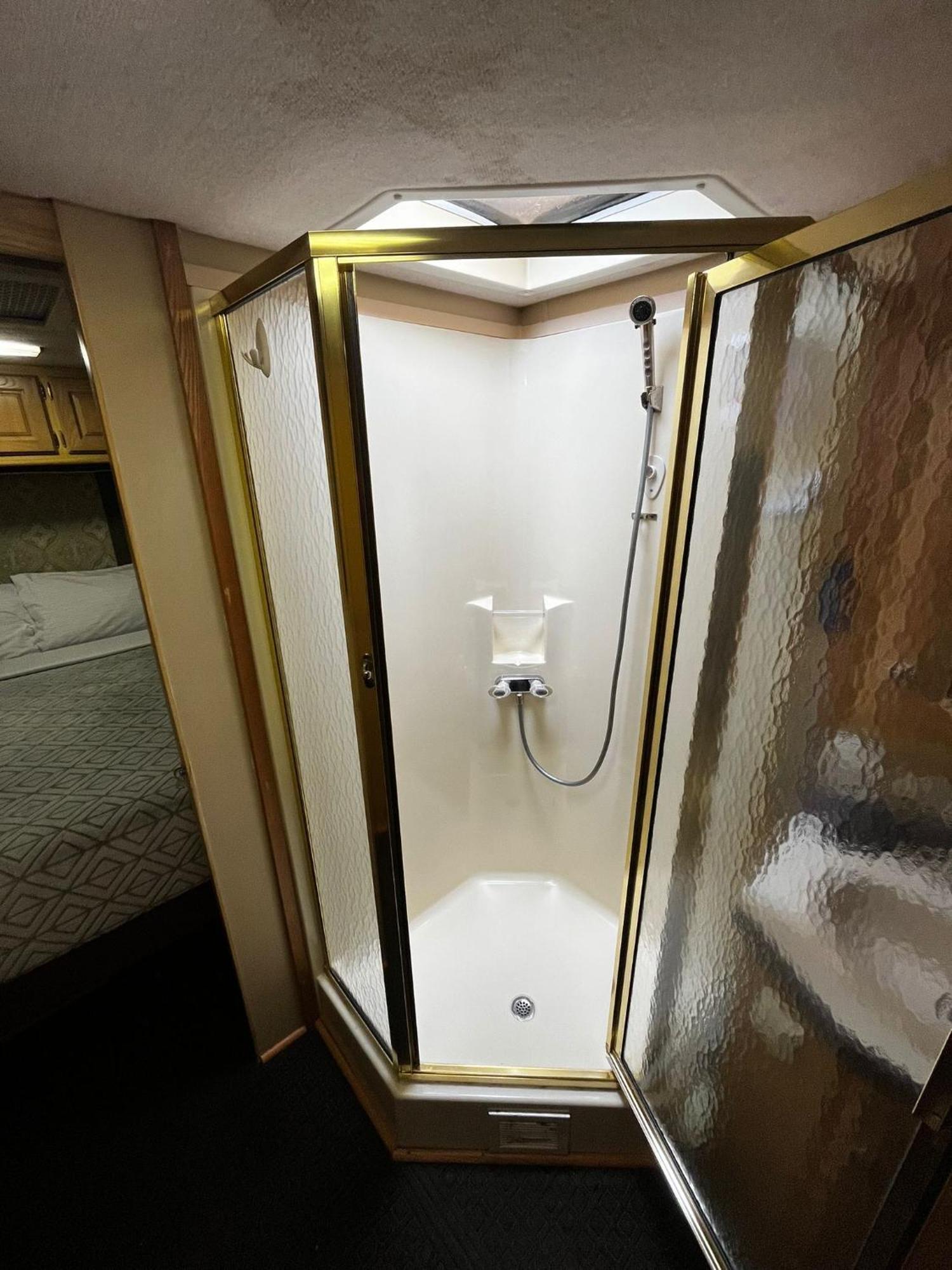 Remodeled And Comfortable Rv - Free Parking *
