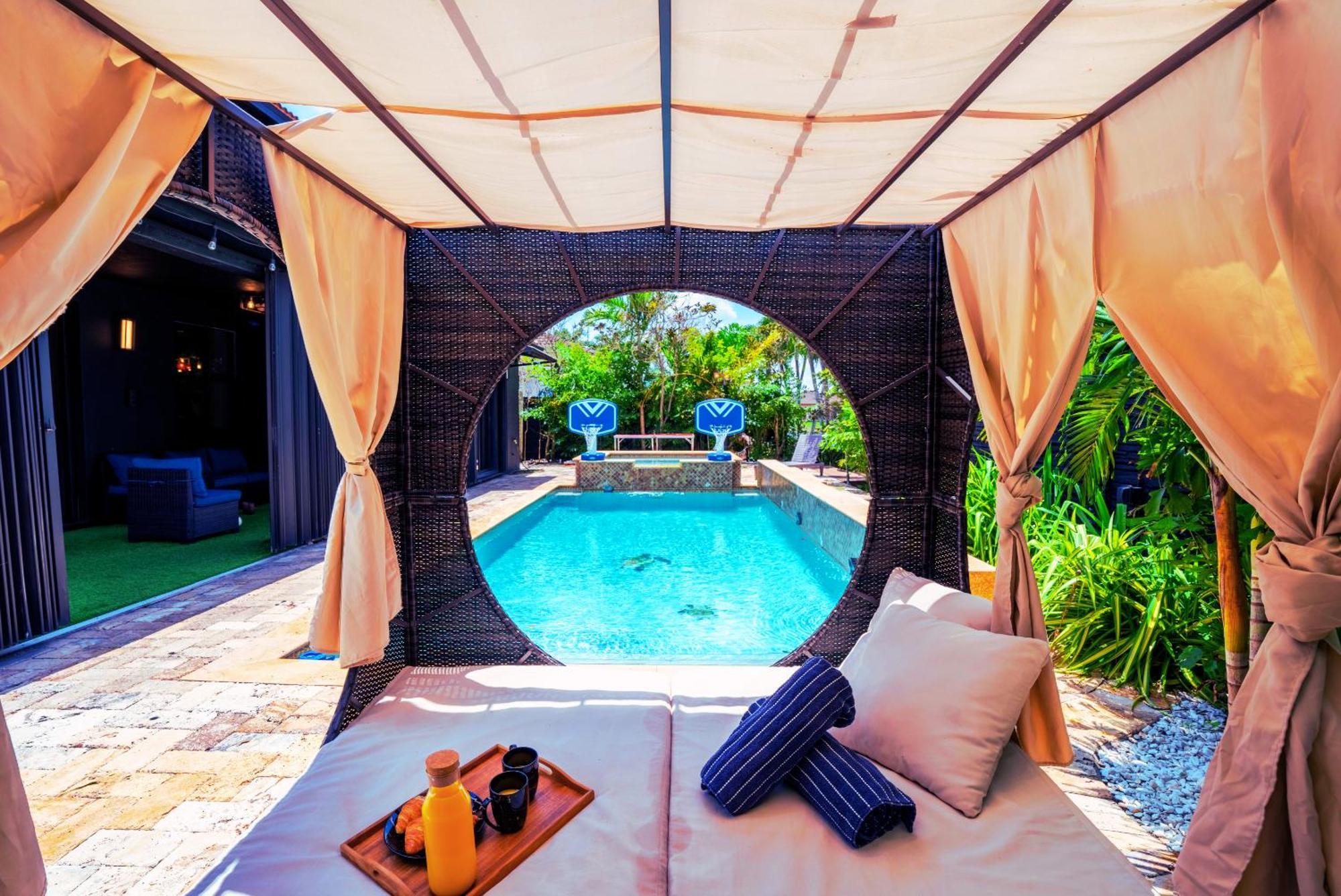 Villa Avatar Luxe 5br W Cinema, Pool, Game & Bbq Miami