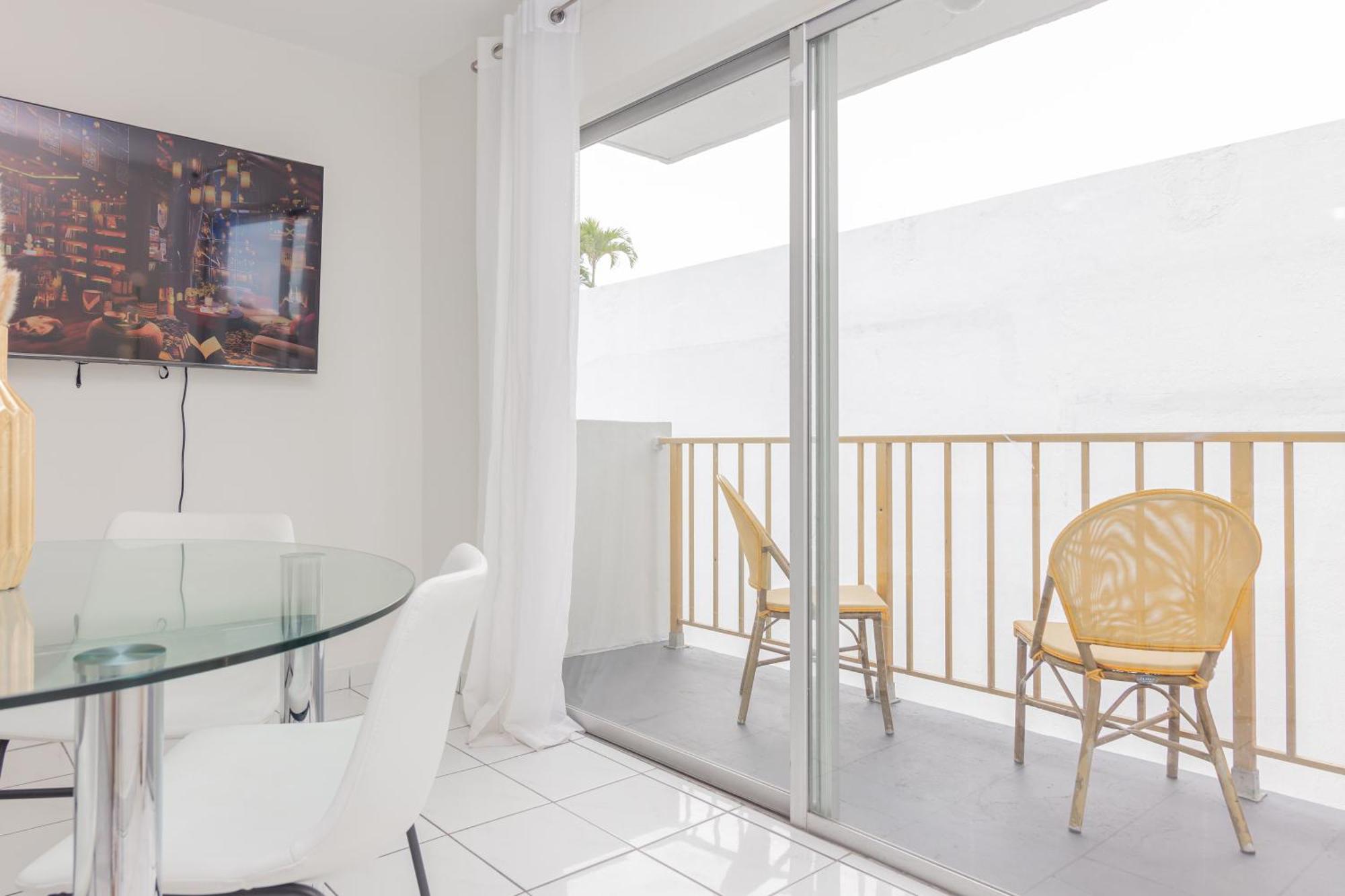 1 Bedroom - Downtown Apartment *