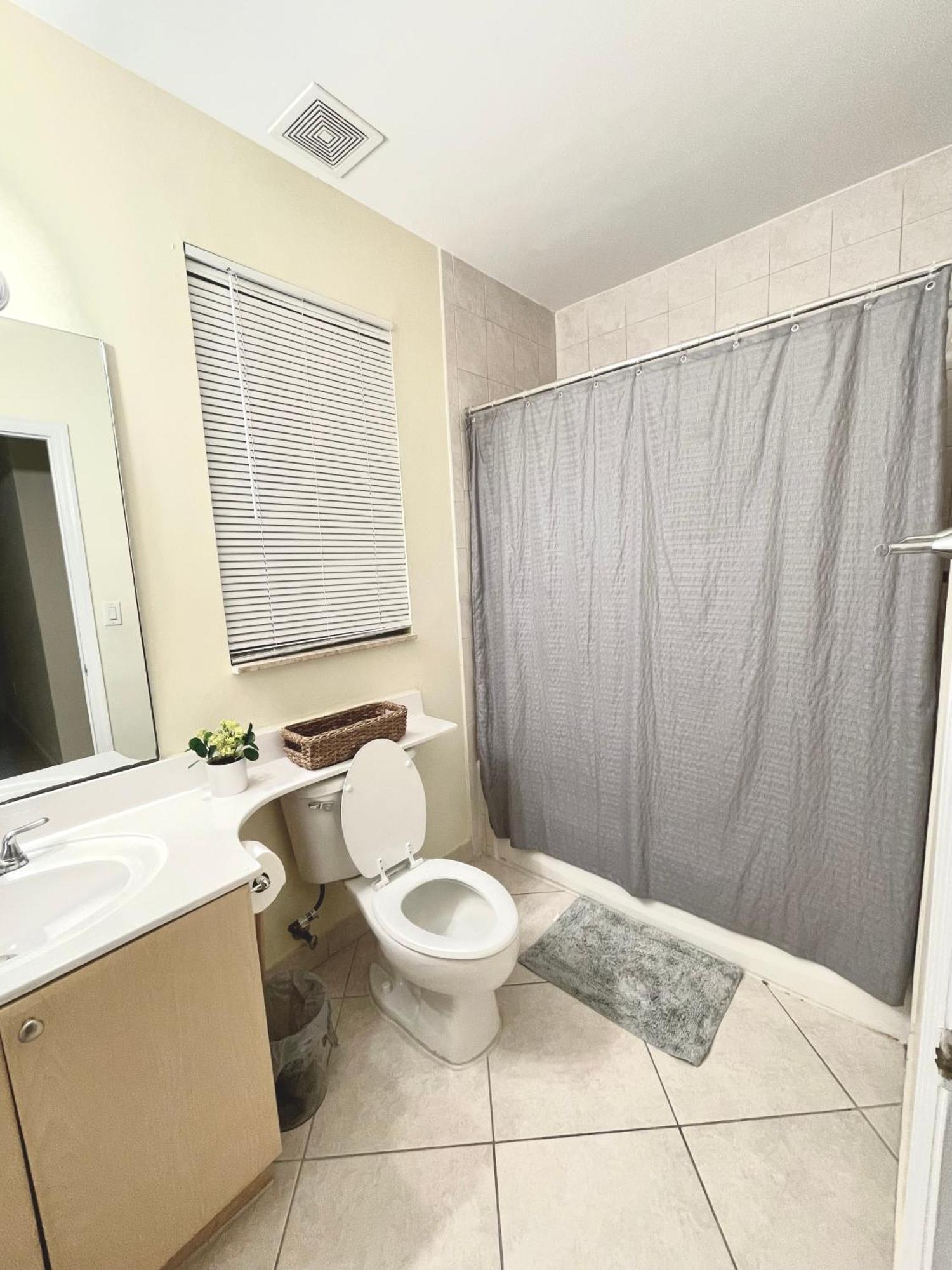 Private Bedroom In - Coral Gables 601 Homestay