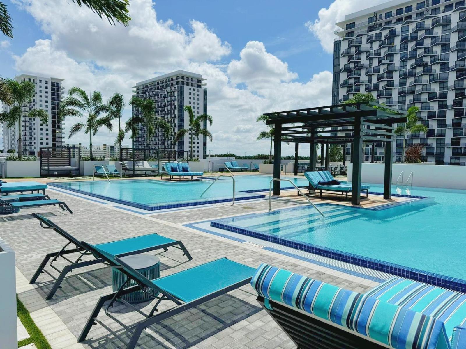 Modern At Downtown Doral Park Apartment *