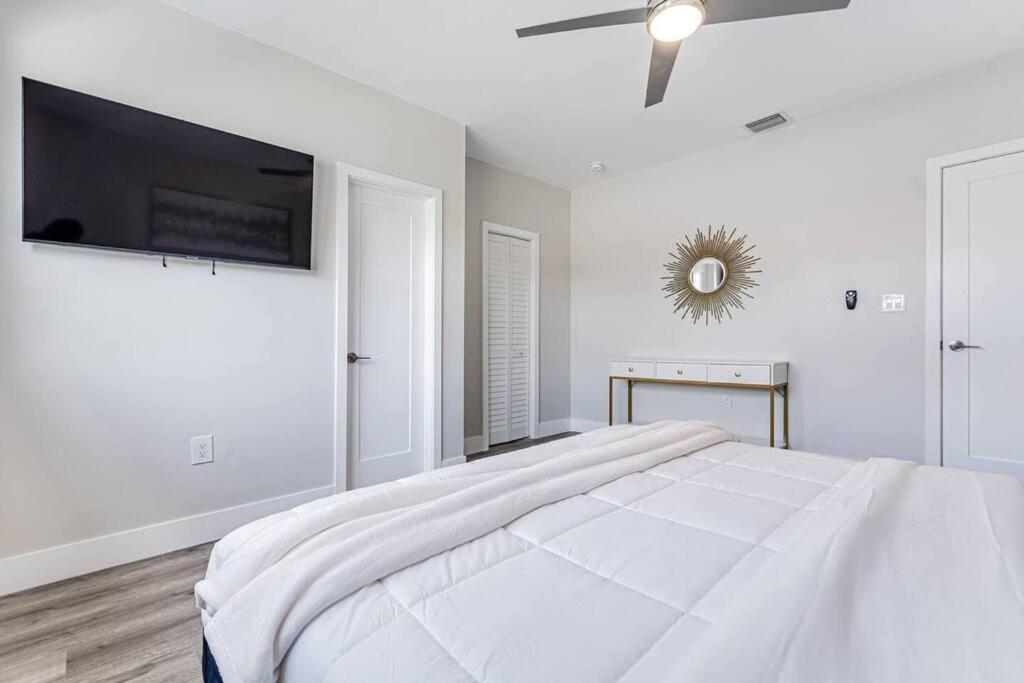 Modern Oasis Retreat - Close To Airport