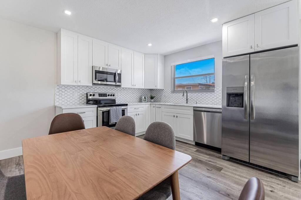 Modern Oasis Retreat - Close To Airport Holiday home *
